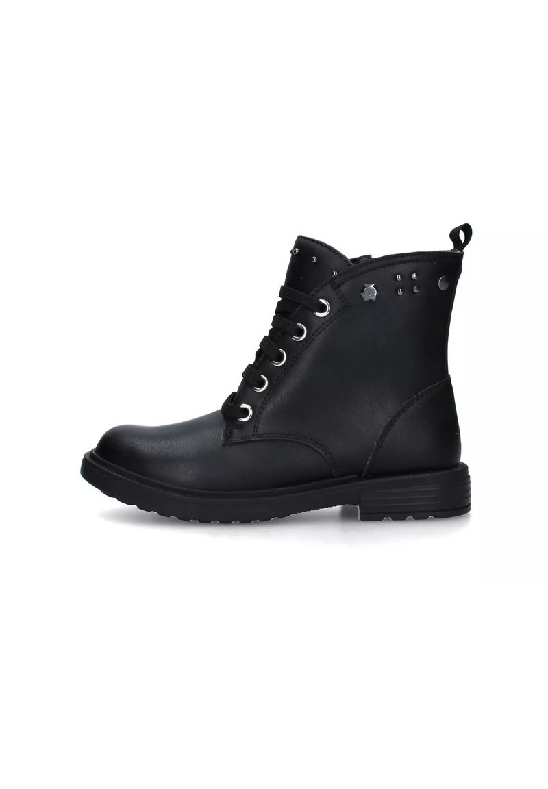 Zwarte enkellaarzen van glad leer; kenmerken zijn onder andere vetersluiting, zilveren studs, een ronde neus en een lage blokhak.