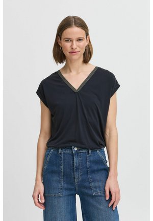 Svart T-skjorte med V-hals og korte ermer, med strukturerte detaljer langs halslinjen, kombinert med høylivet denimjeans.