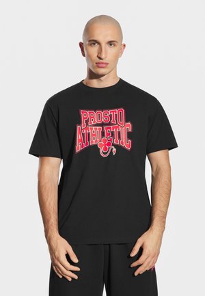 Czarny bawełniany t-shirt z wyrazistym czerwonym nadrukiem "PROSTO ATHLETIC". Krótkie rękawy i luźny krój z okrągłym dekoltem.