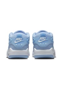 Nike Air Sneaker mit einem hellblauen Obermaterial, strukturiertem Stoff, weißen Akzenten und prominentem Nike-Logo an der Ferse.