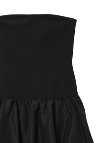 Abito nero senza spalline con corpino aderente e dettagli di gonna in satin arricciato, tessuto liscio e cuciture strutturate sul petto.