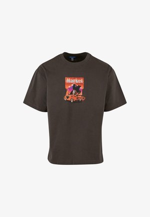 Donkerbruin katoenen T-shirt met een grafische print van een auto en het woord "Markt" in levendige kleuren, met een relaxte pasvorm en korte mouwen.