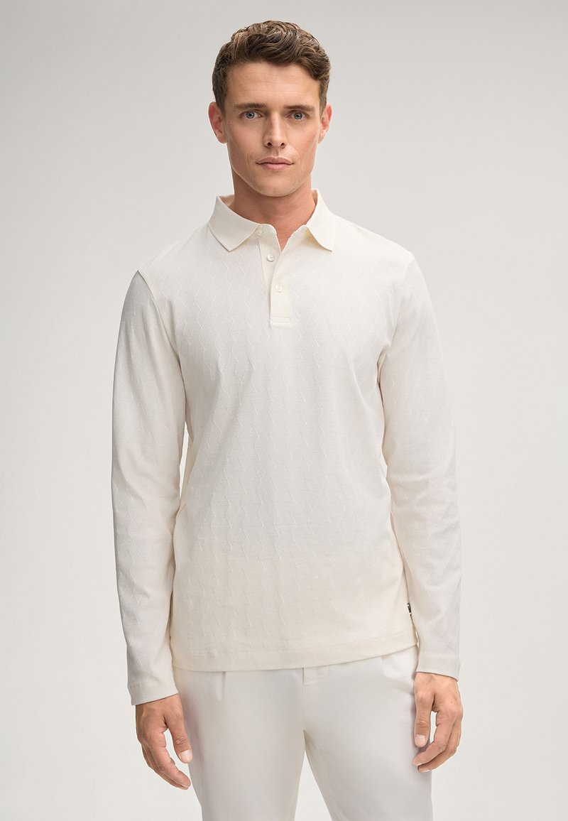 Langärmeliges Polohemd in Creme mit strukturiertem Rautenmuster, einer Drei-Knopf-Leiste und klassischem Kragendesign.