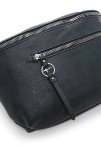 Zwarte leren pouch met een textuurafwerking, voorzien van twee zilveren ritsen en een cirkelvormige hardwareaccent. Compact rechthoekig van vorm.