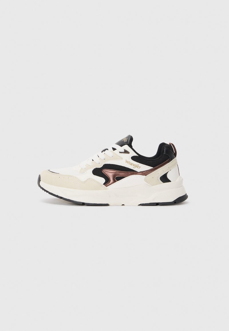 Hvit og svart sneakers med beige detaljer, med et design i lær og mesh, rund tå og tykk gummisåle. Gullmerke.