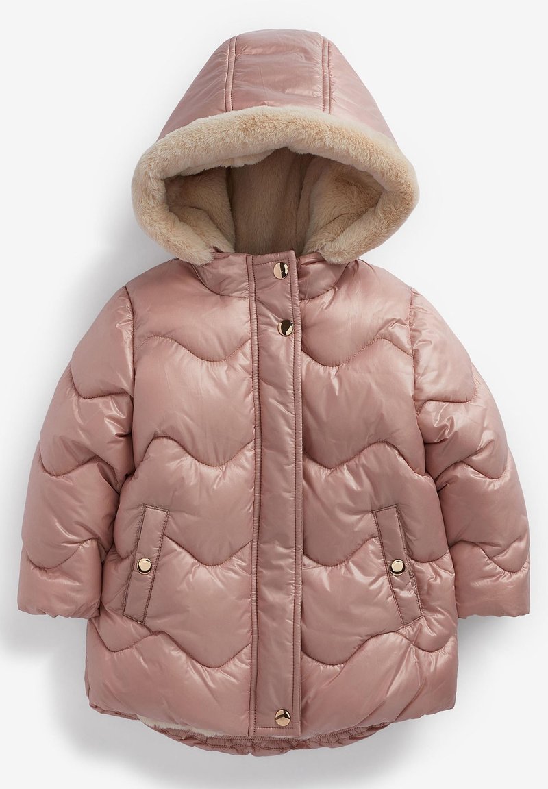 Doudoune matelassée rose avec capuche, dotée d'une doublure intérieure en fausse fourrure douce, d'accents en métal doré et de poches latérales.