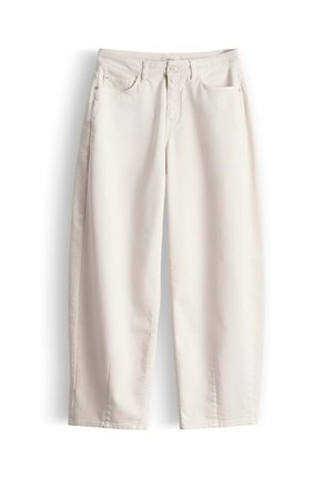 Pantalon beige clair à jambe droite avec passants de ceinture, fermeture avant par bouton et fermeture éclair, et poches avant et arrière, posé à plat.