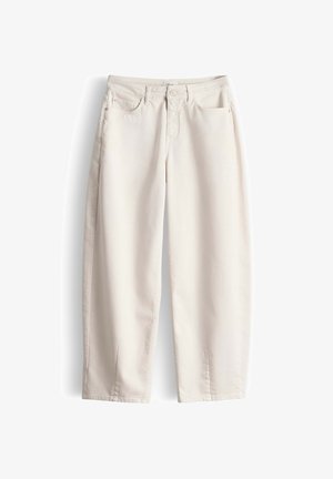 Hellbeige gerade geschnittene Hose mit Gürtelschlaufen, Vorderknopf- und Reißverschluss sowie Vorder- und Gesäßtaschen, flach liegend.