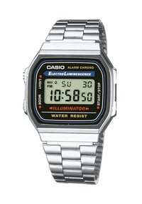 Montre Casio numérique avec un bracelet métallique argenté, cadran noir rectangulaire, écran LCD, fonction d'alarme et fonction d'illuminateur. Résistante à l'eau.