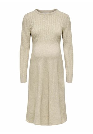 Robe de maternité en tricot beige clair avec une texture côtelée, des manches longues et un corsage ajusté qui se prolonge en une jupe fluide.