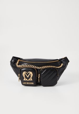 Zwarte Love Moschino heuptas met twee voorritszakken, gouden kettingdetail en gouden logo-embleem op een effen achtergrond.