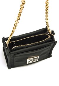 Borsa nera in nylon con finitura testurizzata, tracolla in catena dorata, tasca frontale con zip e placca logo in metallo. Scomparti interni con zip.