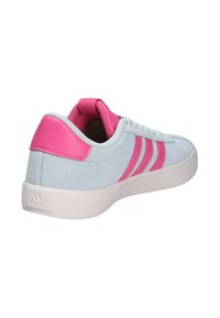 Zapatillas de ante azul claro con acentos de piel rosa, que presentan tres rayas rosas, un cuello acolchado y una suela de goma blanca.