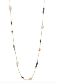 Halskette in Goldfarbe mit einer Mischung aus stäbchenförmigen blauen Steinen, Perlenakzenten und strukturierten goldenen Gliedern, die ein gestapeltes, längliches Design formt.