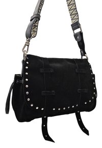 Sac en cuir suédé noir avec des clous en argent bordant le rabat, deux sangles avec des trous et une large bandoulière réglable à motif.