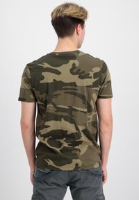 Alpha Industries CAMO - Print T-shirt - olive camo