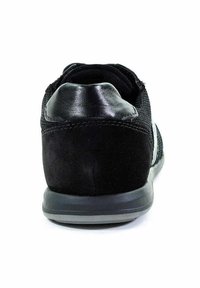 Schwarze Sneaker mit einer Kombination aus strukturiertem Stoff und glattem Leder, abgerundeter Ferse und grauer Gummisohle, von hinten betrachtet.
