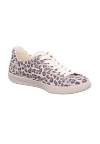 Zapatillas con estampado de leopardo y suela blanca, que cuentan con tejido texturizado, cordones planos y un diseño bajo para facilitar su uso.