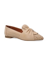 Beige Ballerina aus perforiertem Leder mit Schleifendetail an der Spitze, spitzer Form und strukturiertem Seitenmuster. Niedriger, quadratischer Absatz.