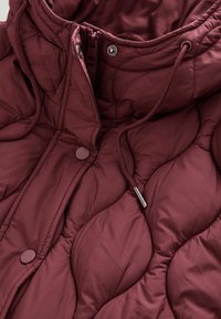 REGULAR FIT  - LIGHTWEIGHT QUILTED - Talvejope - berry red