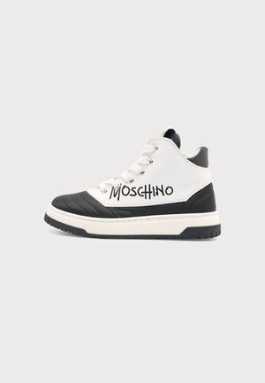 Sneaker alta con tomaia bianca, punta e tallone neri, suola spessa e logo "Moschino" nero sul lato.