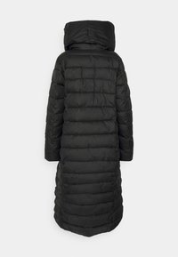 Svart vadderad jacka med huva, med kviltade sektioner och knä-lång design. Slät tyg med en lätt lyster, minimala accenter.
