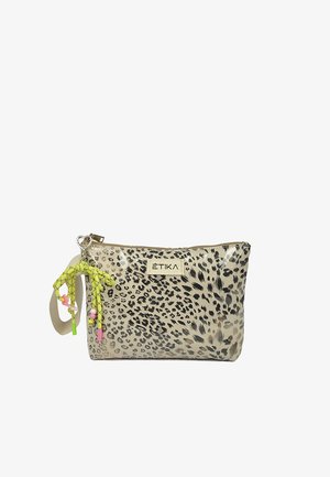 Pequeño bolso rectangular con estampado de leopardo, cremallera y correa beige, con llavero trenzado de neón amarillo con cuentas rosas y verdes.
