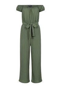 Combinaison verte épaules dénudées avec manches courtes, ceinture en tissu assortie nouée à la taille, et pantalon à jambes larges.