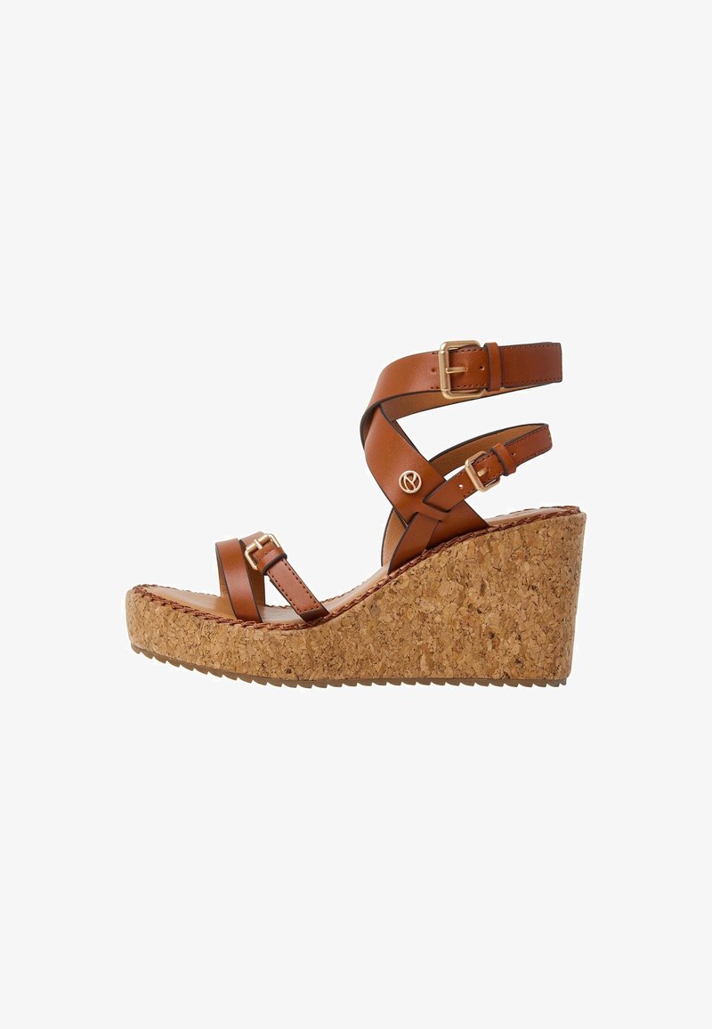Sandale compensée en cuir marron avec semelle en liège, brides réglables à la cheville et aux orteils, et boucles dorées.