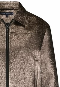 Metalen bronzen jack met een gestructureerde afwerking, voorzien van een ritssluiting en kraag. Fijne plooien zorgen voor visuele aantrekkingskracht op het oppervlak.