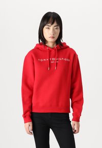 Tommy Hilfiger - MDRN REG CORP LOGO  - Sudadera - primary red Imagen en miniatura 1