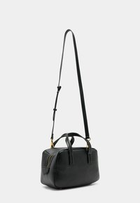 Sac à main en cuir noir avec une finition texturée, deux anses courtes et une longue bandoulière réglable. Quincaillerie dorée et détail de fermeture éclair.