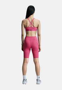 On MOVEMENT - Urheiluliivit: kevyt tuki - pink