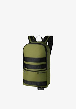 Sac à dos Dakine vert olive avec des bretelles noires, des bandes horizontales, une poche avant zippée et des bretelles rembourrées.