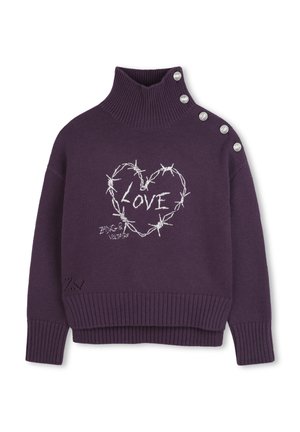 Fioletowy sweter z dzianiny z wysokim kołnierzem, z srebrnymi guzikami na jednym ramieniu i białym haftem "LOVE" wewnątrz serca z kolczastego drutu.