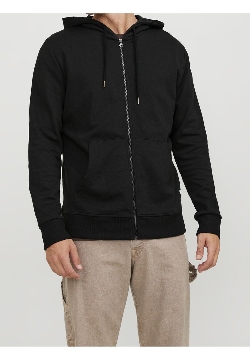 Černá mikina na zip s přední kapsou, nastavitelnou kapucí se šňůrkou, žebrovanými manžetami a lemem, vyrobená z hladké bavlněné směsi.