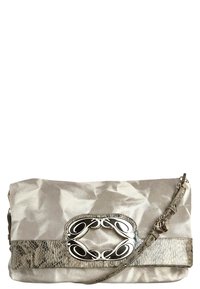 Béžová saténová kabelka s texturovaným prvkem z hadí kůže, dekorativní stříbrnou kováním a odnímatelným popruhem. Velké centrální zdobení na přední straně.