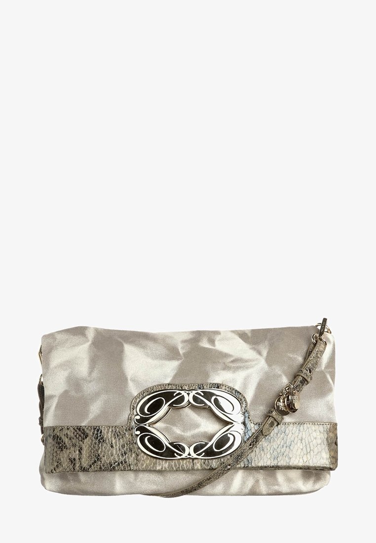 Béžová saténová kabelka s texturovaným prvkem z hadí kůže, dekorativní stříbrnou kováním a odnímatelným popruhem. Velké centrální zdobení na přední straně.