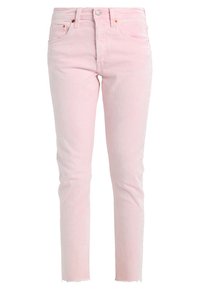 Pantalones vaqueros de mezclilla en rosa claro con un ajuste slim, diseño de cinco bolsillos, dobladillo deshilachado y herrajes plateados para el cierre. Textura suave y estilo clásico.