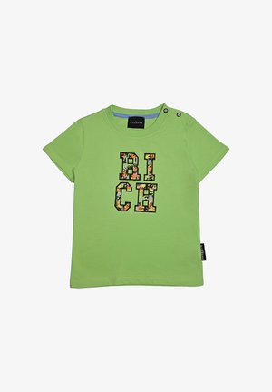 Maglietta verde a maniche corte per bambino con lettere "RICH" colorate e motivo fantasioso sul davanti e bottoni a pressione sulla spalla sinistra.