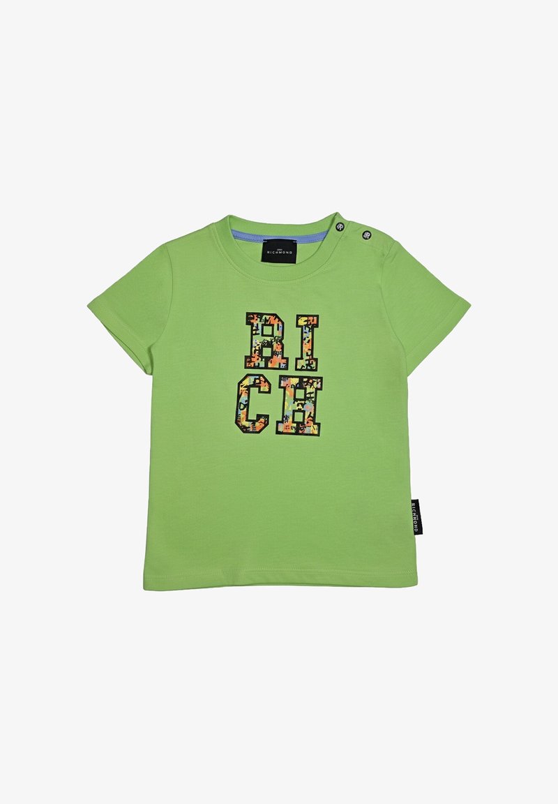 Maglietta verde a maniche corte per bambino con lettere "RICH" colorate e motivo fantasioso sul davanti e bottoni a pressione sulla spalla sinistra.