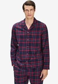 Röd och marinblå rutigt pyjamas-set i bomull, med en skjortblus med knappar och långa ärmar samt matchande mönstrade byxor.