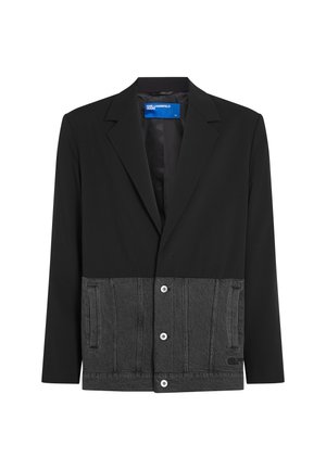 Črn blazer z sivo denim spodnjim panelom. Ima ovratnik, sprednje gumbe in stranske žepe. Gladka tekstura na vrhu, teksturiran denim spodaj.