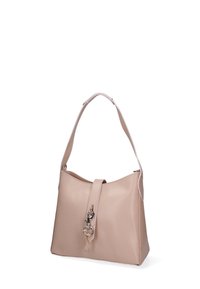 Borsa a mano in ecopelle beige con una sola tracolla, pattina a ribalta, accessori in metallo argentato e superficie liscia e lucida.