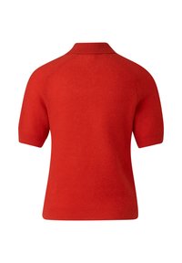 Rotes kurzärmeliges Polo aus gestricktem Stoff mit geripptem Kragen und Saum. Die Textur ist glatt, und das Design ist figurbetont mit Raglanärmeln.