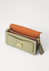 COACH PATENT SIGNATURE LEATHER TABBY SHOULDER BAG 20 - Håndtasker - moss