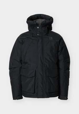 Giacca invernale nera isolata con cappuccio, cerniera frontale e bottoni a pressione, due grandi tasche con pattina e cinturini regolabili ai polsi.