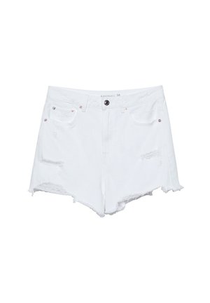 Białe dżinsowe szorty z postrzępionym wykończeniem, z dwiema przednimi kieszeniami, zniszczonymi detalami oraz zapięciem na guzik.