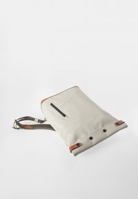 Wasserabweisende Cremefarbene Tasche mit braunen Lederdetails, einer vorderen Reißverschlusstasche und verstellbaren Trägern. Glatte Textur mit einem minimalistischen Design.