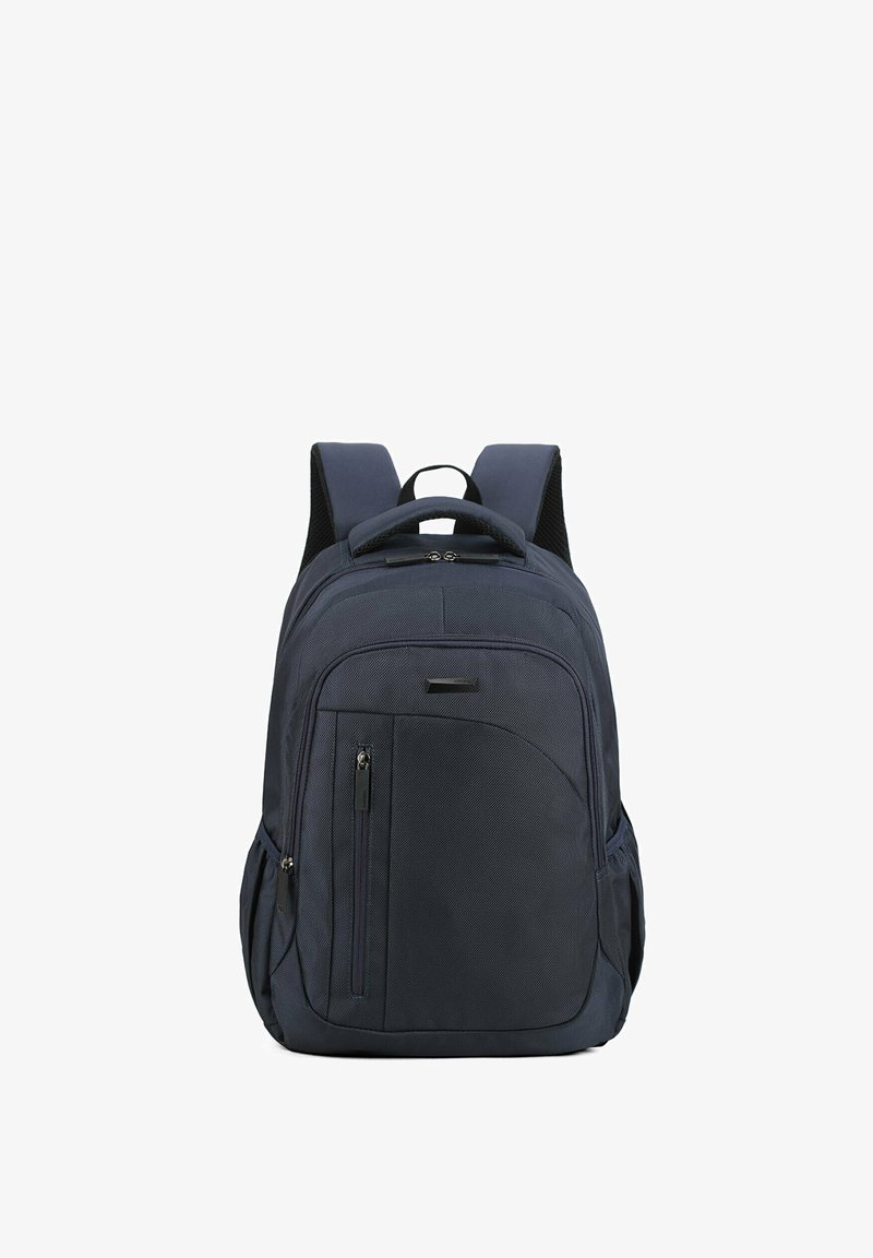 Sac à dos bleu marine en tissu texturé, équipé de bretelles rembourrées et ajustables, d'une poignée supérieure, d'une poche zippée à l'avant et de deux poches latérales.